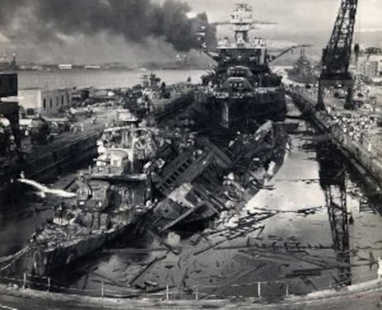 Zeldzame foto van de aanval op Pearl Harbor